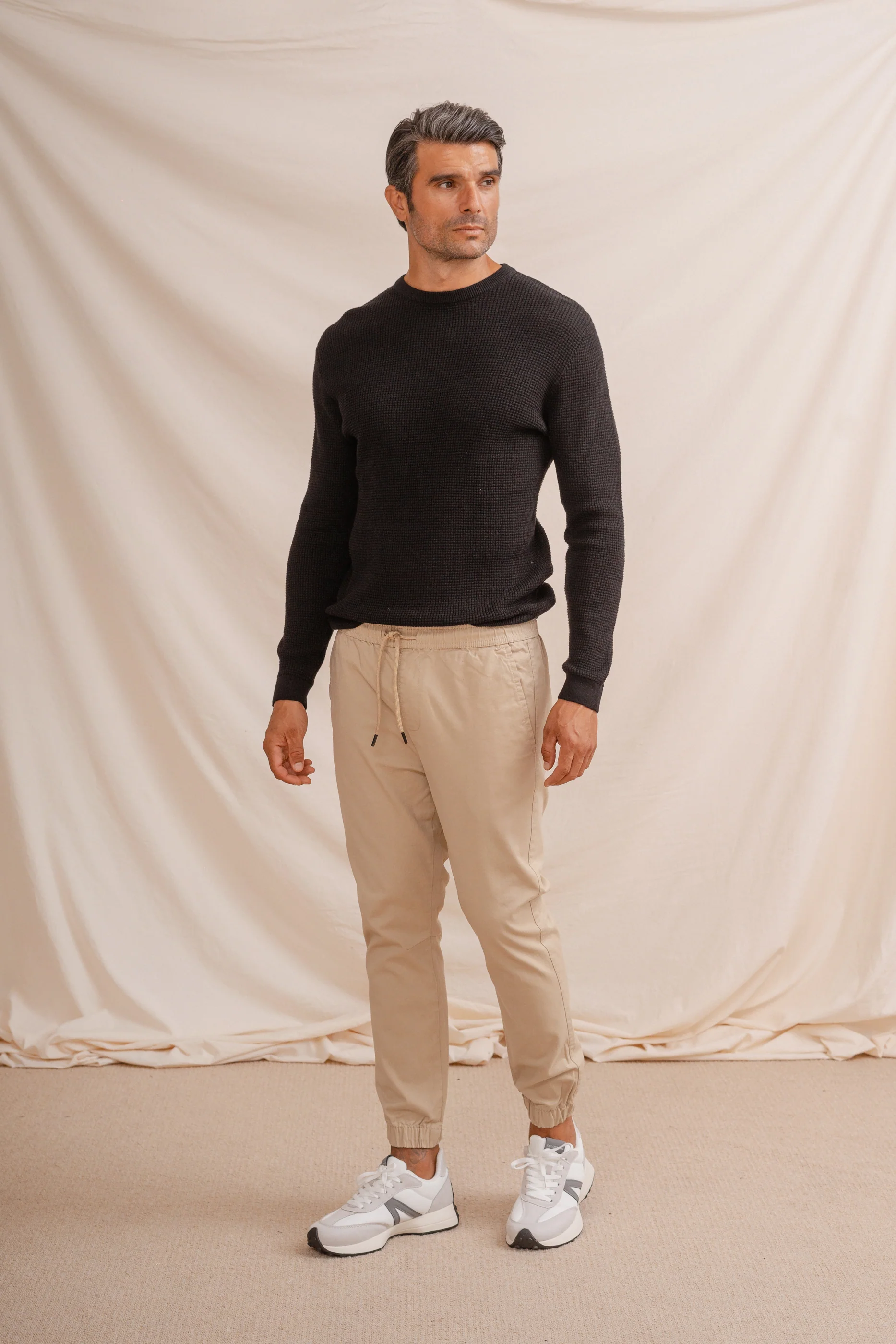 PANTALÓN JOGGER CASUAL BEIGE - Image 3