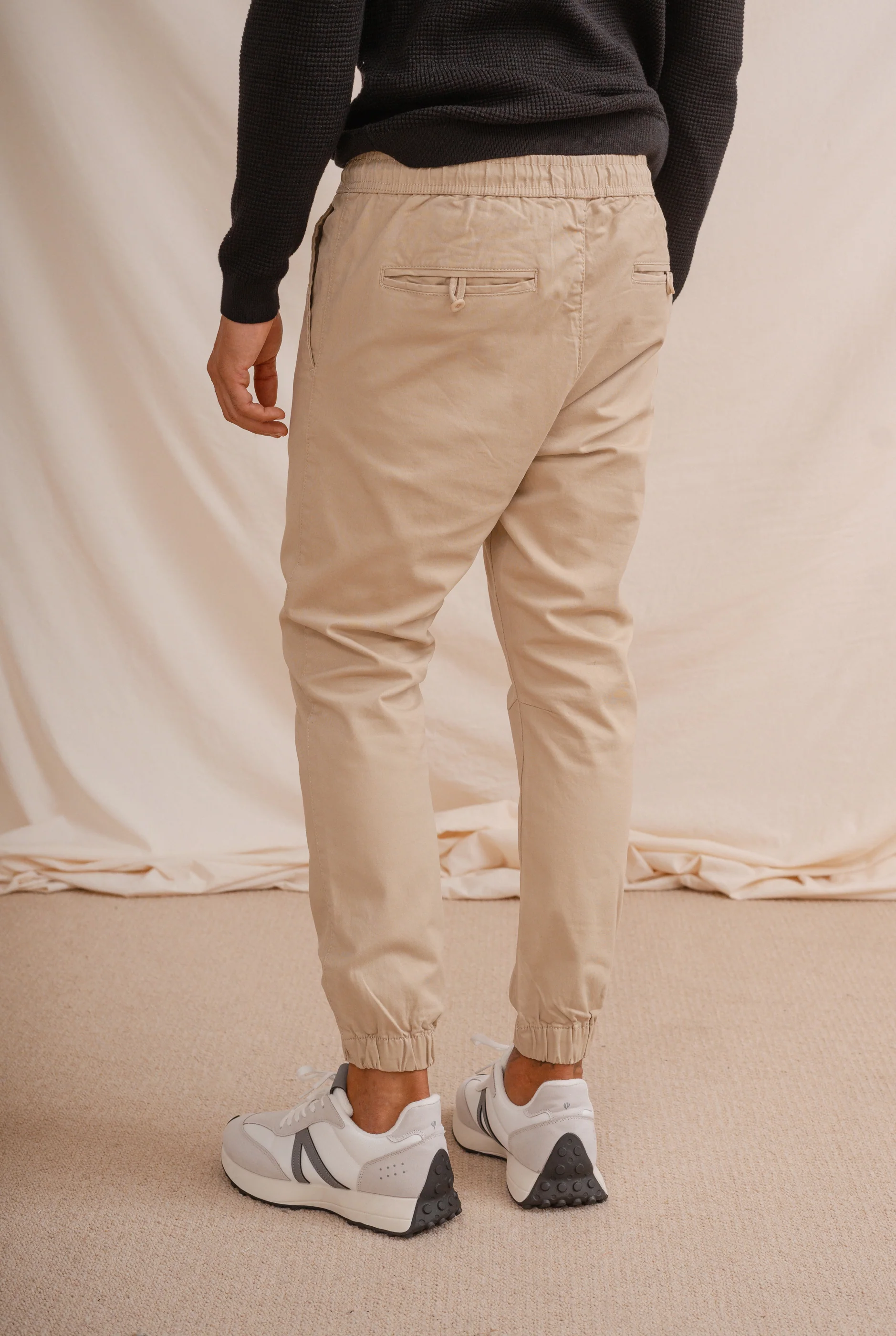 PANTALÓN JOGGER CASUAL BEIGE - Image 4